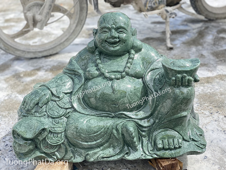 Tượng Phật Di Lặc là biểu tượng của sự hạnh phúc. Những nụ cười trên môi và liếc nhìn của Phật Di Lặc sẽ mang lại cho bạn cảm giác thư giãn và yên bình. Hãy xem hình ảnh để cảm nhận sự tĩnh lặng và sự vui tươi mà tượng mang lại.
