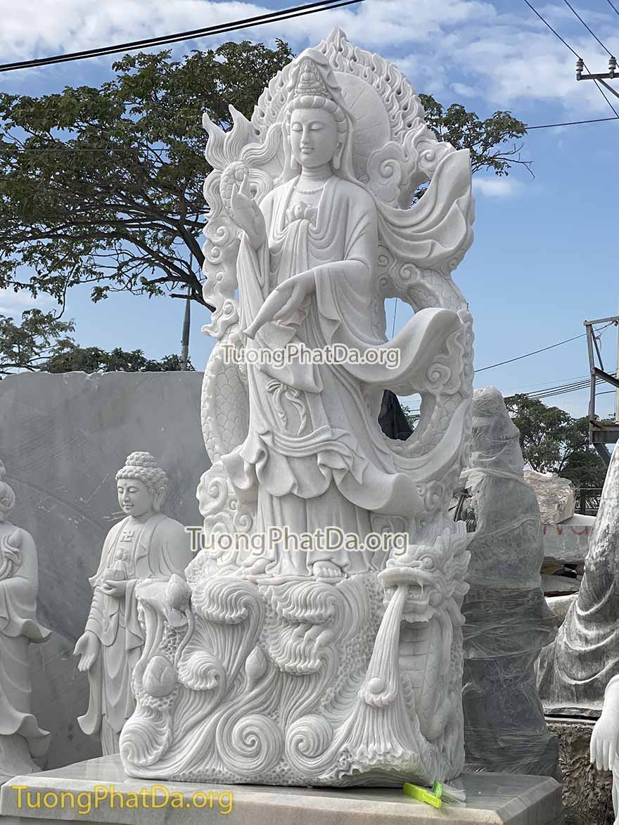 Tượng Phật Quan Âm cưỡi Rồng bằng đá là một trong những kiệt tác tuyệt đẹp của nghệ thuật điêu khắc đá. Hãy đến để thấy được sự kết hợp tưởng chừng như không thể giữa sức mạnh của con rồng và tình thương của quan Âm.